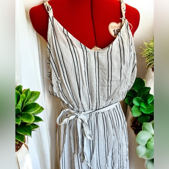 Jumpsuit white and black. Size medium. - Picture 2 of 4